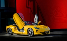 MG Cyberster kuning dengan pintu terbuka