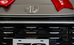MG ZS Hybrid+ dengan pita merah di showroom