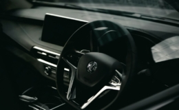 Interior kabin mobil dengan setir dan dasbor modern