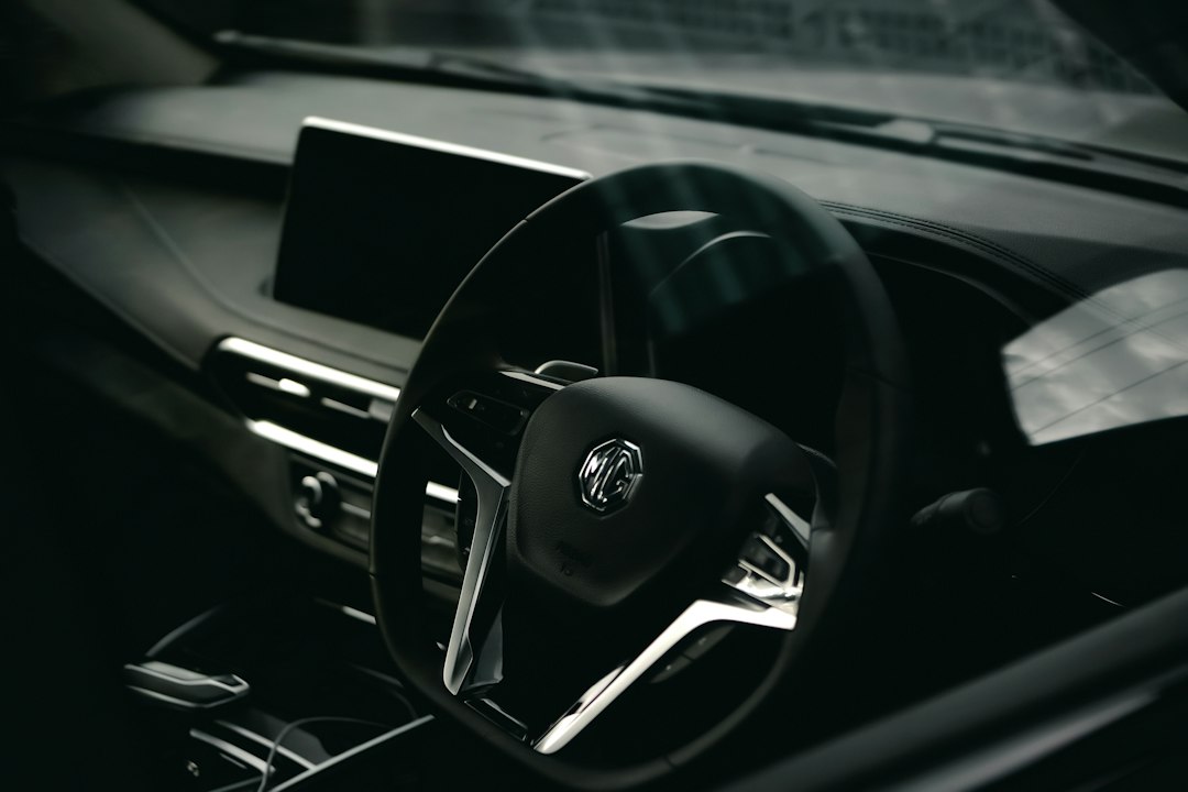 Interior kabin mobil dengan setir dan dasbor modern