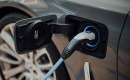 Kabel pengisian daya terpasang pada mobil listrik