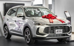 Mobil MG silver dengan pita merah di showroom, ilustrasi MG Motor 2026