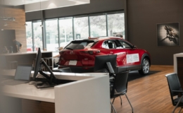 Mobil merah dipajang di showroom