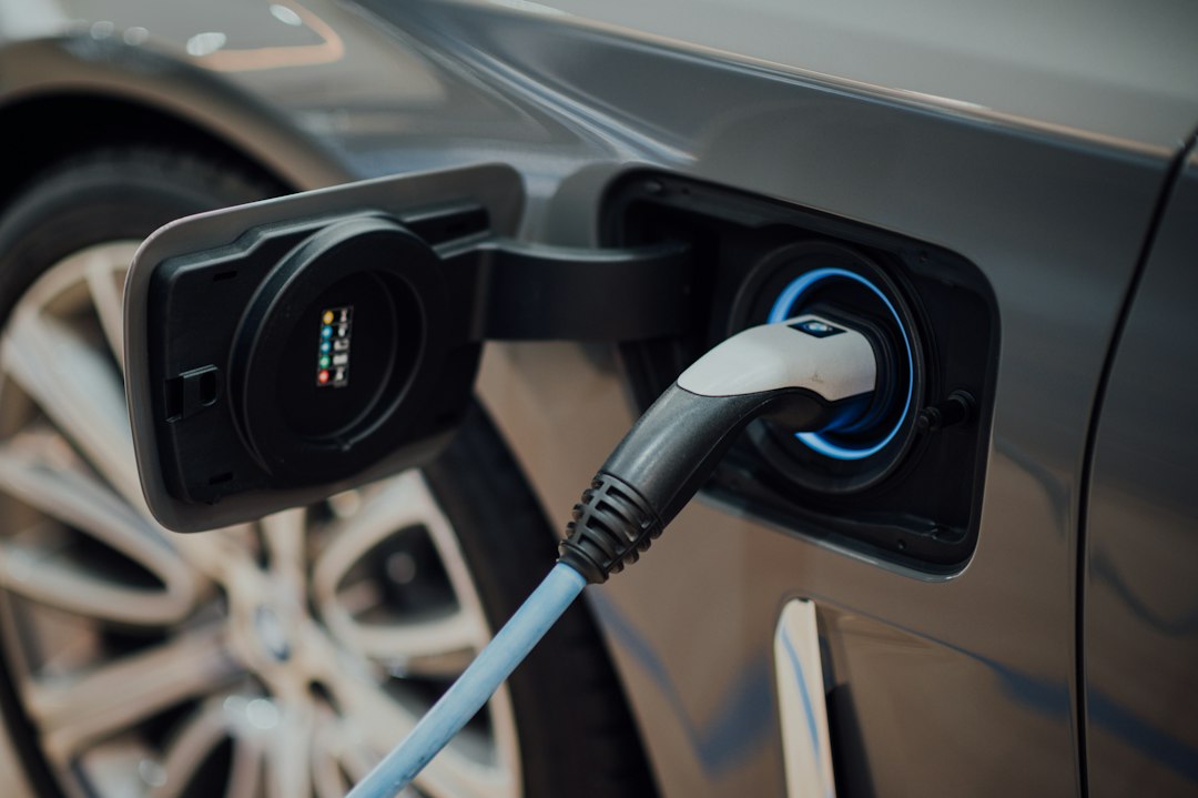 Kabel pengisian daya terpasang pada mobil listrik