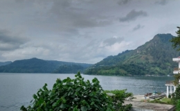 Pemandangan kota Parapat dengan latar Danau Toba, Sumatera Utara