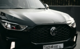 Tampak depan mobil hitam